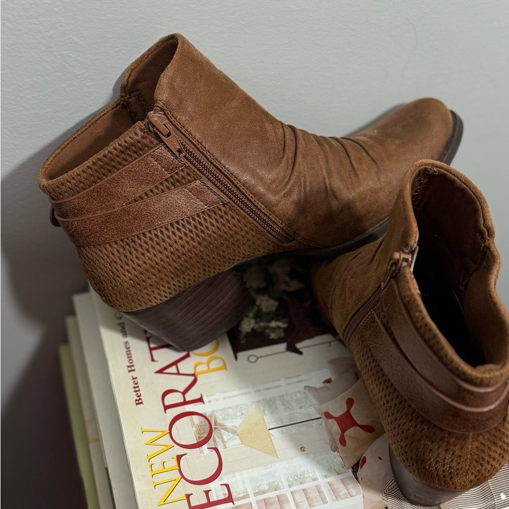 BareTraps Tan Ankle Booties Size 8 - Picture 6 of 16